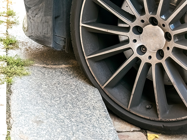 Velg met boordsteenschade na contact met een stoeprand