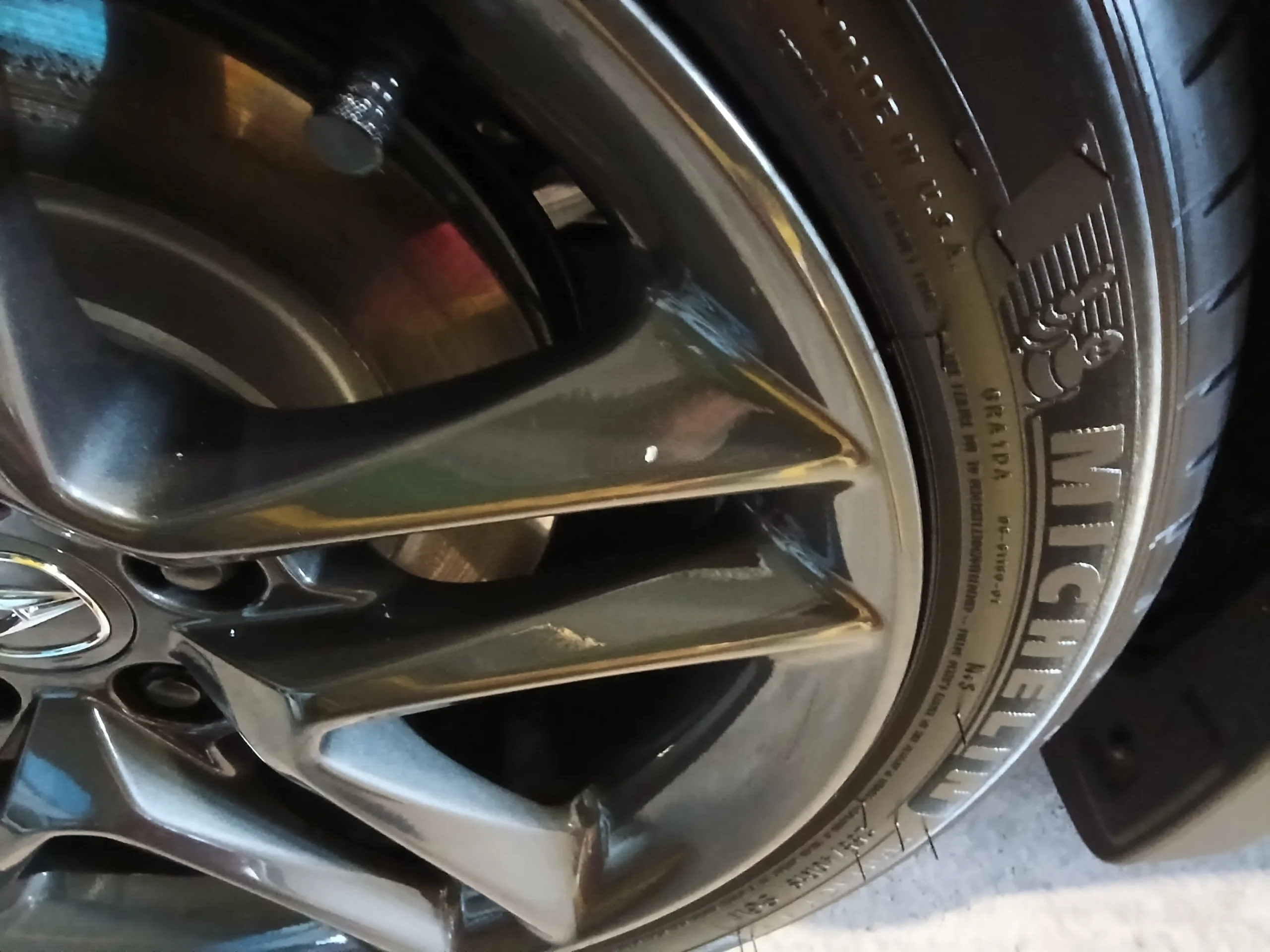 Steenslag en krassen in de lak van een velg