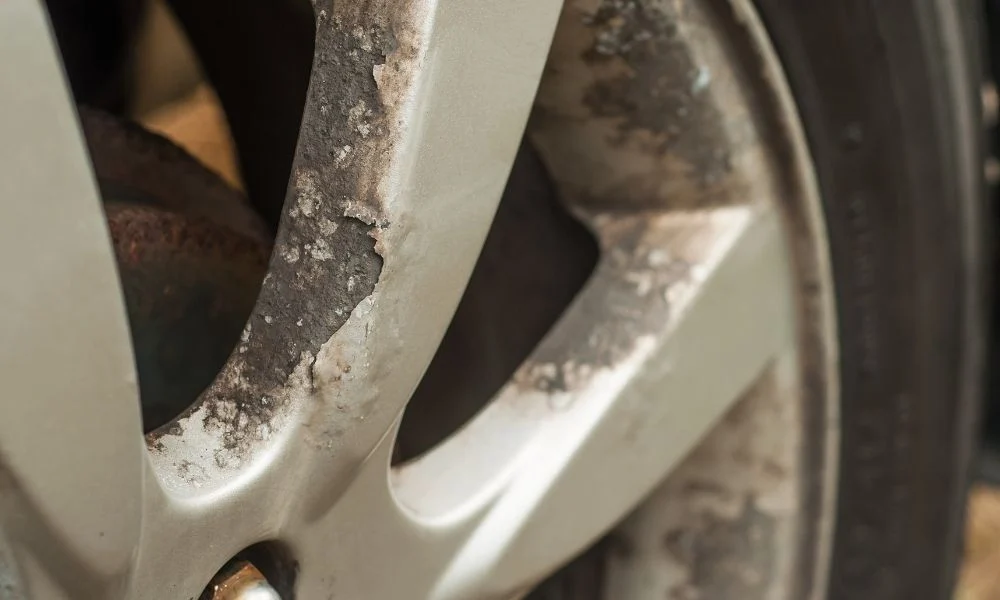 Aluminium velg met loskomende lak en corrosie