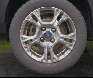 Velg met boordsteenschade voor herstelling bij Purify in Beveren