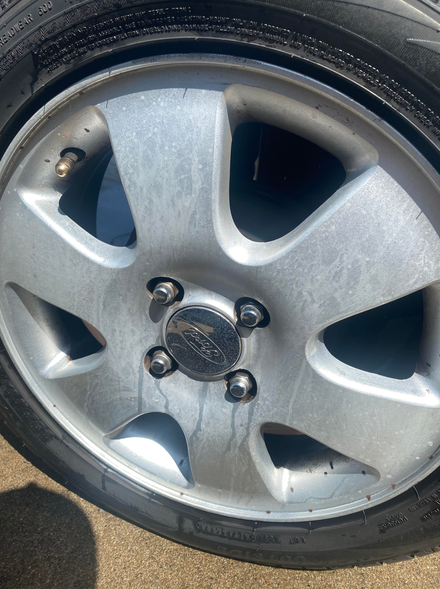 Doffe, verkleurde velg door strooizout en remstof